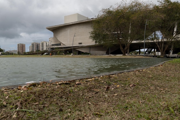 Cidade das Artes kompleks kulturowy pierwotnie noszący nazwę Miasto Muzyki Położony w Barra da Tijuca RJ Brazylia Nowoczesna architektura Pochmurny dzień Rio de Janeiro RJ Brazylia Sierpień 2022