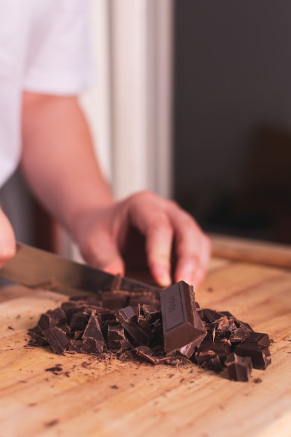 Zdjęcie cięcie czekolady na drewnianej desce
