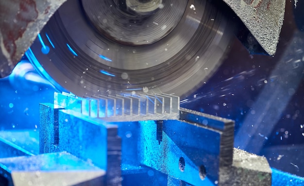 Cięcie kęsów aluminiowych za pomocą maszyny xA Frezarka tarczowa do cięcia profili metalowych x APrzemysł stalowy