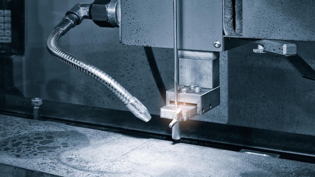 Cięcie metalu z laserowej koncepcji nowoczesnej technologii przemysłowej
