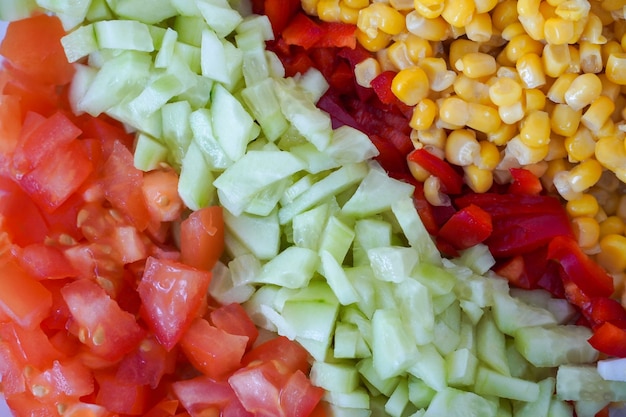 Cięcie warzyw pomidora, ogórka i kukurydzy.