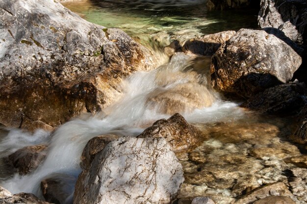 Zdjęcie ciek wodny w dolomitach z wodą i skałami