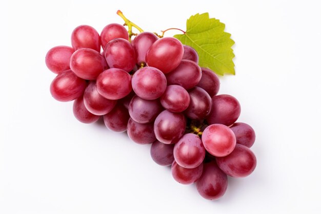 Ciekawy widok z góry na czerwone winogrona na białym tle