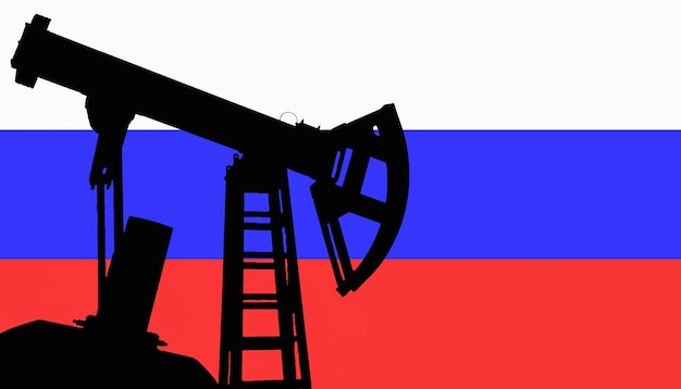 Ciemna sylwetka pompy olejowej na tle flagi Rosji