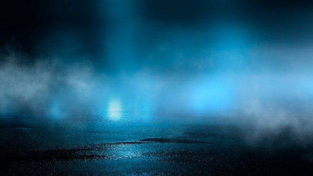 Ciemna ulica mokre odbicia asfaltu promieni w wodzie Streszczenie ciemnoniebieski dym smog Puste ciemne sceny neon light spotlights