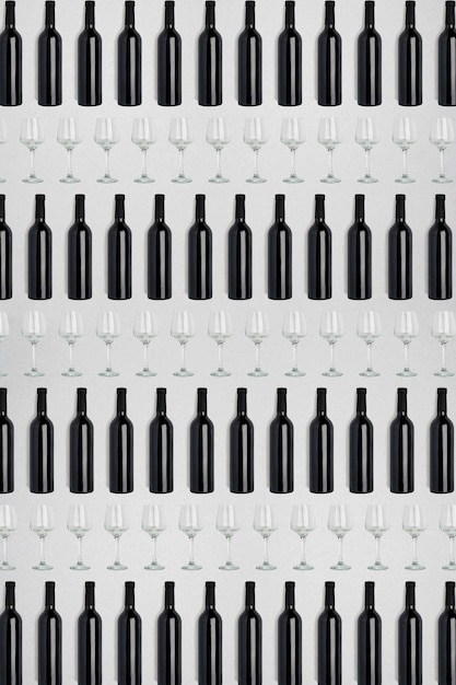 Zdjęcie ciemne butelki wina i szklanki kreatywne ciemne i teksturowane abstrakcyjne tło