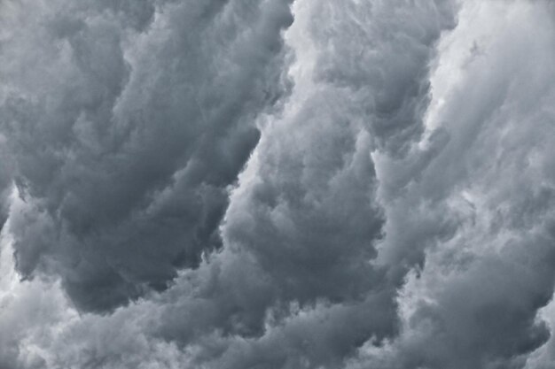 Ciemne chmury przed deszczem służyły do tworzenia obrazu tła Dramatyczne niebo z ciemnymi chmurami burzowymi