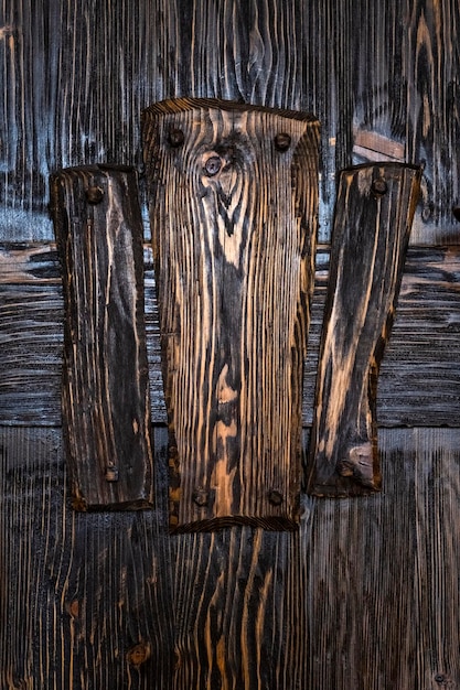 Ciemne drewno pokryte bejcą lub farbą Szorstka powierzchnia drewniana Abstrakcyjna tła drewniane Ramka pionowa