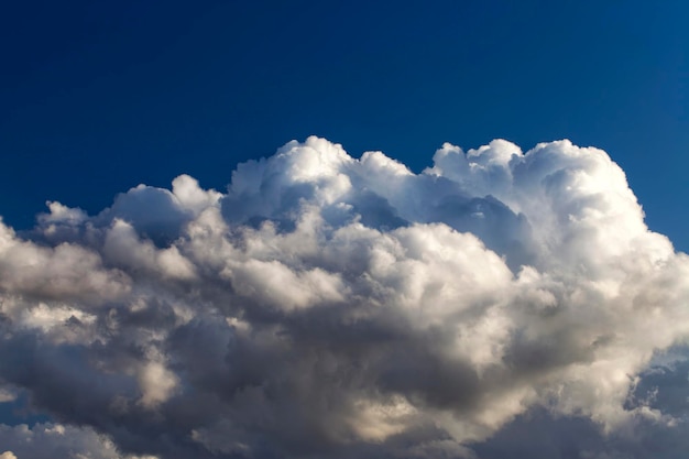 Ciemne i błyszczące miękkie chmury na niebie koncepcja sezonowej pogody