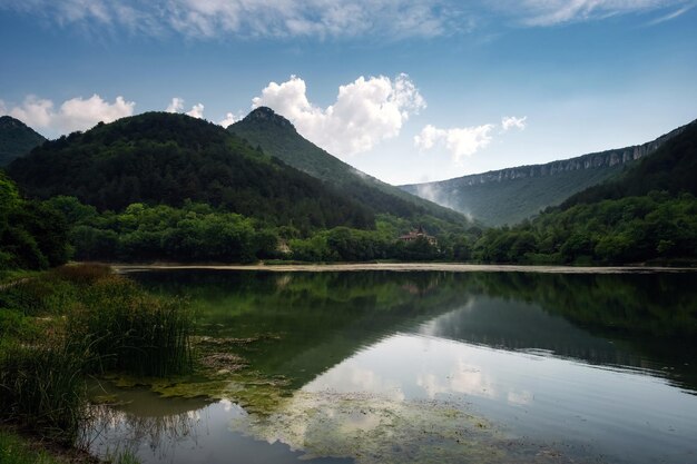 Ciemne i mgliste jezioro ze wzgórzami po deszczu