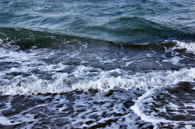 Zdjęcie ciemne morze silne fale z jasną białą morską pianą szalejące morze przy złej pogodzie