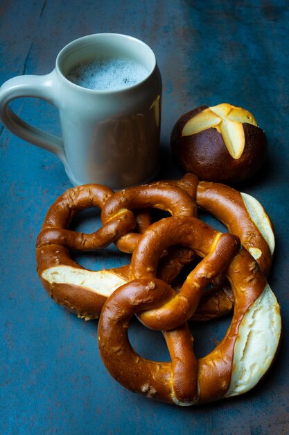 ciemne precle oktoberfest z piwem na teksturowanym stole