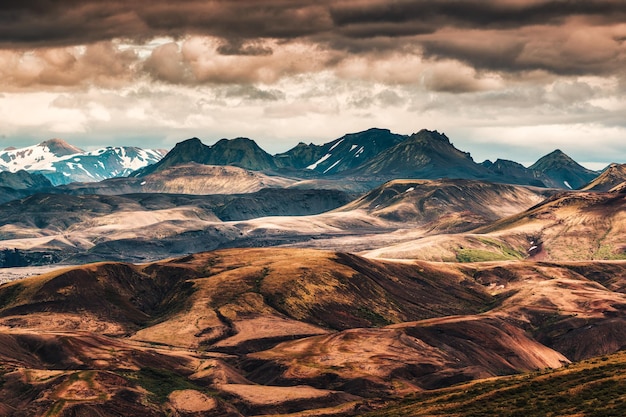 Ciemne wulkaniczne warstwy gór na bezdrożach islandzkich wyżyn w ponury dzień w lecie w Thorsmork Islandia