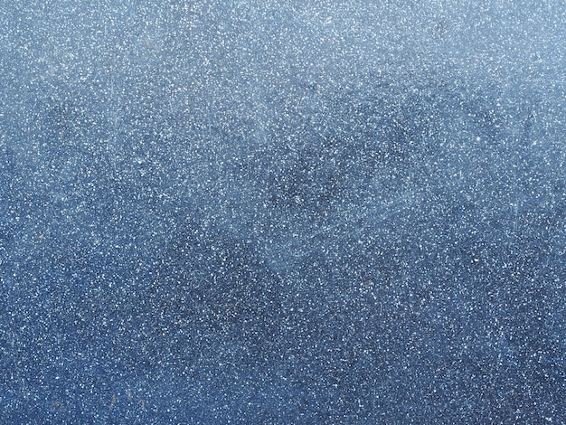 Ciemnoniebieska metalowa powierzchnia ściany z białymi plamkami