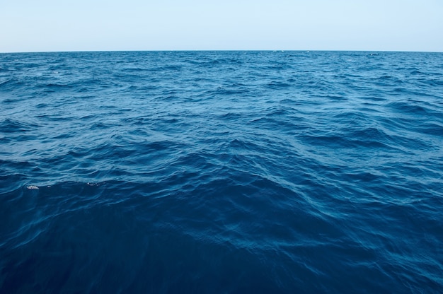 Ciemnoniebieskie morze i powierzchnia wody