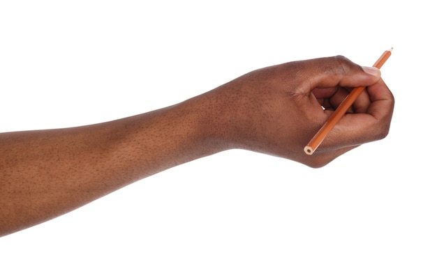 Ciemnoskóra ręka trzymająca czarny ołówek. African american man pisania lub rysowania, na białym tle. Edukacja, biznes, koncepcja sztuki