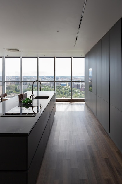 Ciemny, minimalistyczny projekt modnego eleganckiego apartamentu typu studio z panoramicznymi oknami na wysokim piętrze z widokiem na miasto