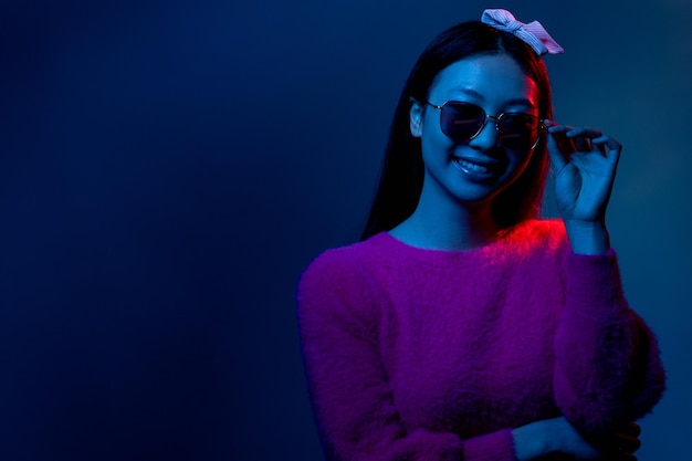 Ciemny neonowy portret okulary moda dziewczyna okulary przeciwsłoneczne