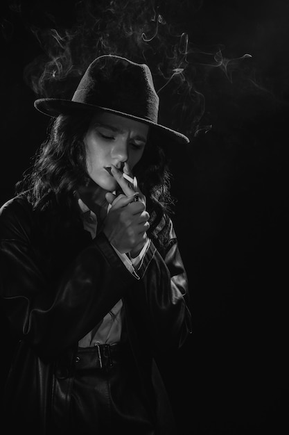 Ciemny noir portret kobiety detektywa zapala papierosa Prywatny detektyw koncepcja dochodzenia w sprawie szpiega