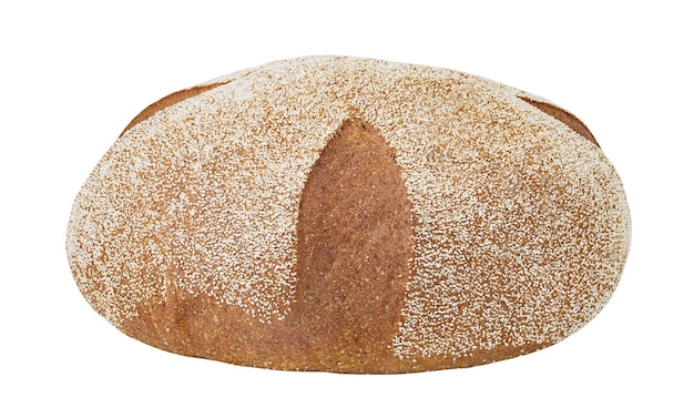 Ciemny okrągły chleb posypany semoliną wyizolowaną na białym tle ze ścieżką przycinającą