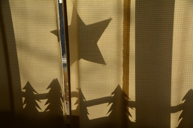Zdjęcie cień gwiazdy na zasłonie okna