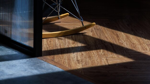 Zdjęcie cień i słońce na drewnianej podłodze