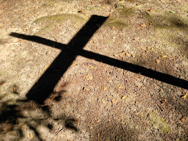 Zdjęcie cień krzyża na ziemi