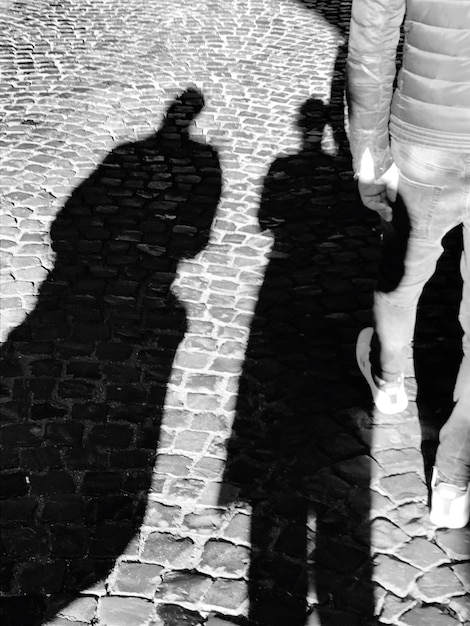 Zdjęcie cień ludzi na chodniku.