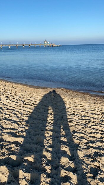 Zdjęcie cień ludzi na plaży