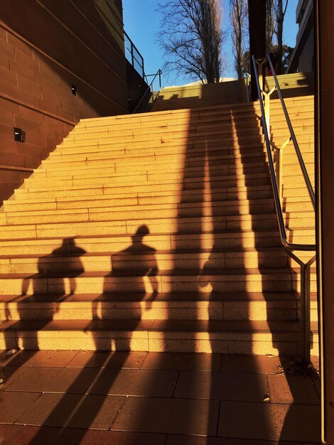 Zdjęcie cień ludzi na schodach