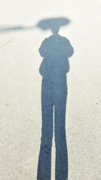 Zdjęcie cień ludzi na ulicy