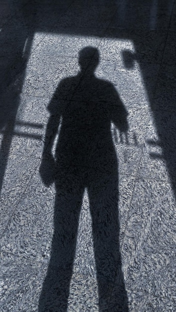 Zdjęcie cień mężczyzny na podłodze