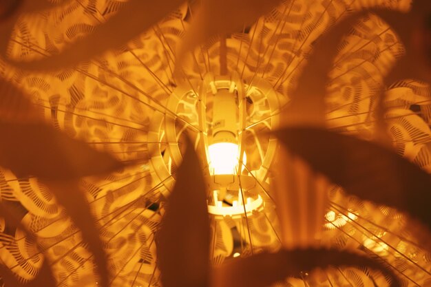 Zdjęcie cień osoby na oświetlonej lampie w nocy