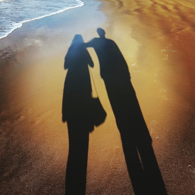 Zdjęcie cień pary na piasku na plaży