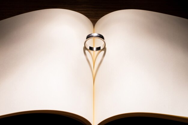 Cień W Kształcie Serca Z Pierścieniem Na środku Pustej Książki Valentine I Każdego Dnia Koncepcji Miłości