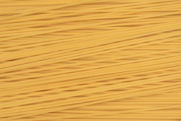 Cienkie spaghetti ułożone w rzędy Makaron i piekarnia