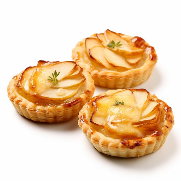 Ciepłe Brie i Pear Tartlets na białym tle