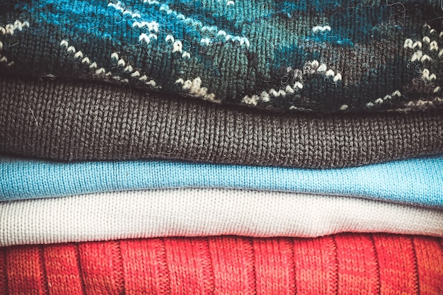 Ciepłe swetry z dzianiny na jesienno-zimową pogodę.