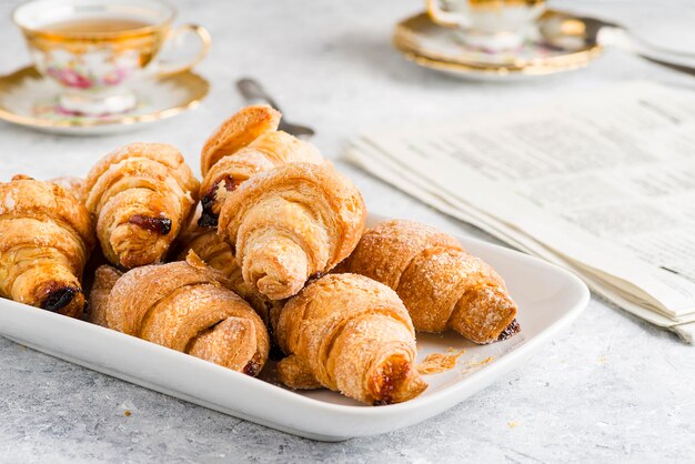 Ciepłe, świeże, masłowe croissanty na śniadanie.