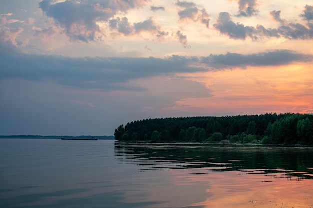 Ciepły letni zachód słońca nad Wołgą