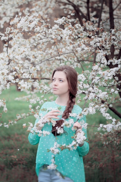 ciepły wiosenny portret pięknej kobiety