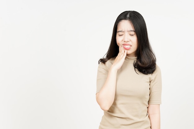 Cierpi ból zęba pięknej azjatyckiej kobiety na białym tle