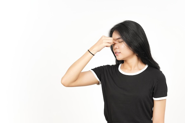 Cierpiący ból głowy gest pięknej azjatyckiej kobiety na białym tle