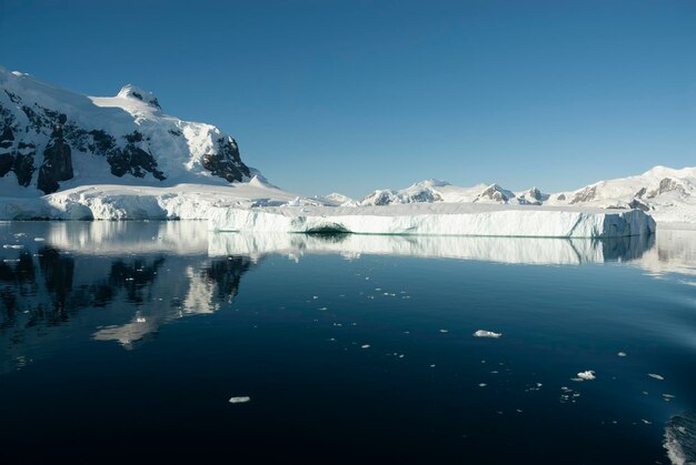 Cieśnina Lemaire przybrzeżny krajobraz góry i góry lodowe Półwysep Antarktyczny Antarktyda