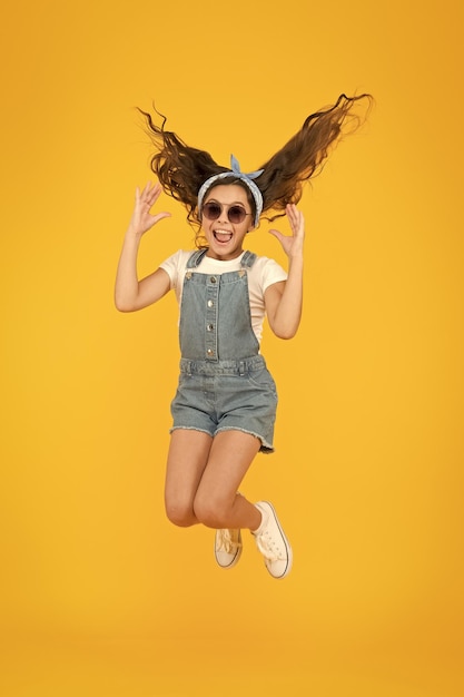 Ciesz się łatwością Koncepcja letnich wakacji Dziewczyna długie kręcone włosy okulary przeciwsłoneczne związane chustka dla dzieci ubrania butikowe Letnie akcesoria Letni trend Mały fashionista Słodki mały chłopiec modna dziewczyna