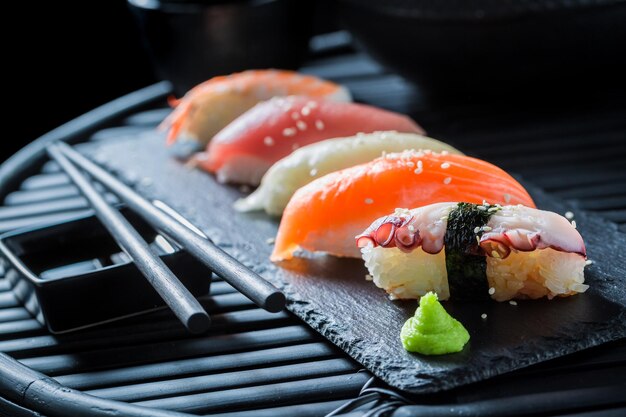 Ciesz się sushi Nigiri ze świeżych owoców morza?