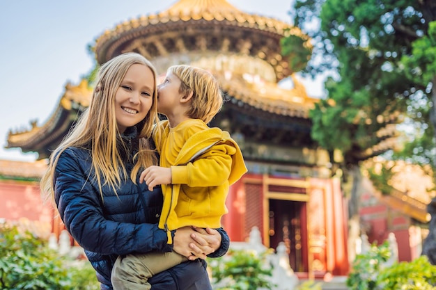 Ciesz się wakacjami w Chinach Mama i syn w Zakazanym Mieście Podróż do Chin z dziećmi koncepcja Bezwizowy tranzyt 72 godziny 144 godziny w Chinach