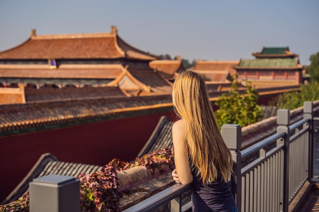 Ciesz się wakacjami w Chinach Młoda kobieta w Zakazanym Mieście Koncepcja podróży do Chin Bezwizowy tranzyt 72 godziny 144 godziny w Chinach