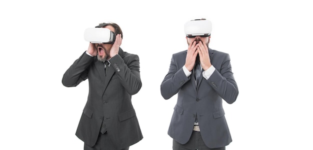 Cieszący się nową rzeczywistością biznesmeni noszą okulary VR Cyfrowa przyszłość i innowacja wirtualna rzeczywistość Partnerstwo i praca zespołowa dojrzali mężczyźni z brodą w formalnym garniturze nowoczesna technologia w zwinnym biznesie