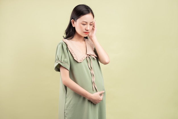 Ciężarna Azjatka czuje się zmęczona w czasie ciąży
